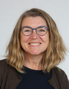 En person med briller som smiler