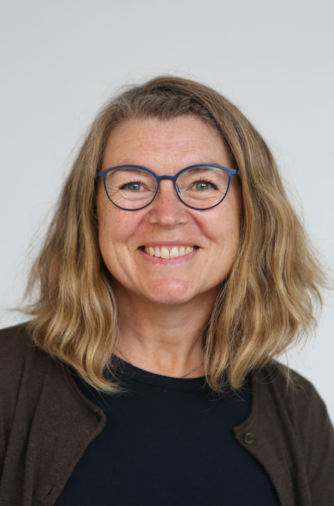 En person med briller som smiler