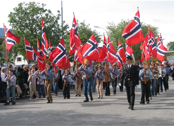 Foto: Flaggborg 17. mai En gruppe mennesker som holder flagg