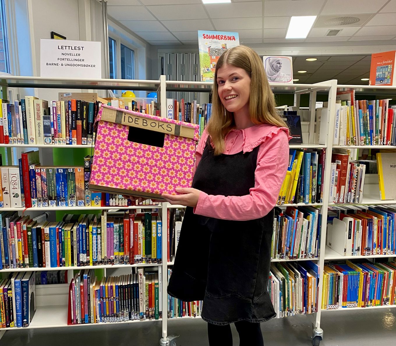 en person som holder en postkasse