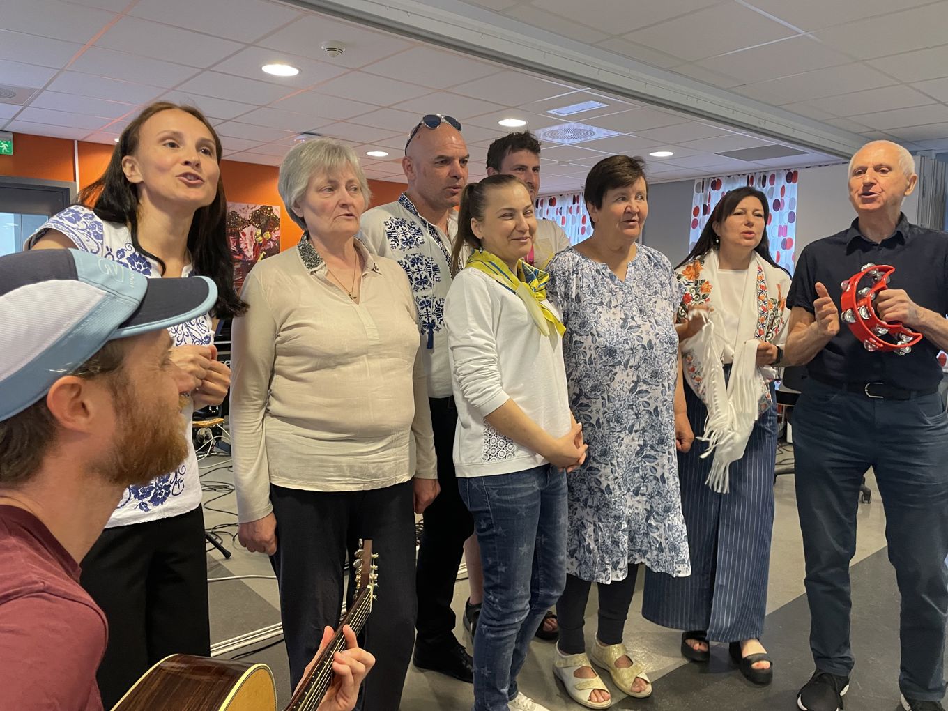 en gruppe mennesker som står i et rom