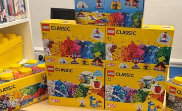 En gruppe leker på en hylle