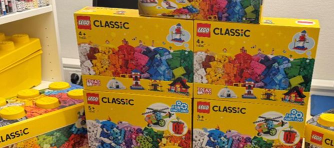 En gruppe leker på en hylle