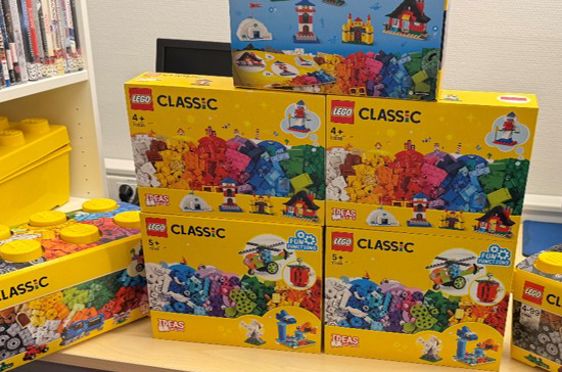 En gruppe leker på en hylle