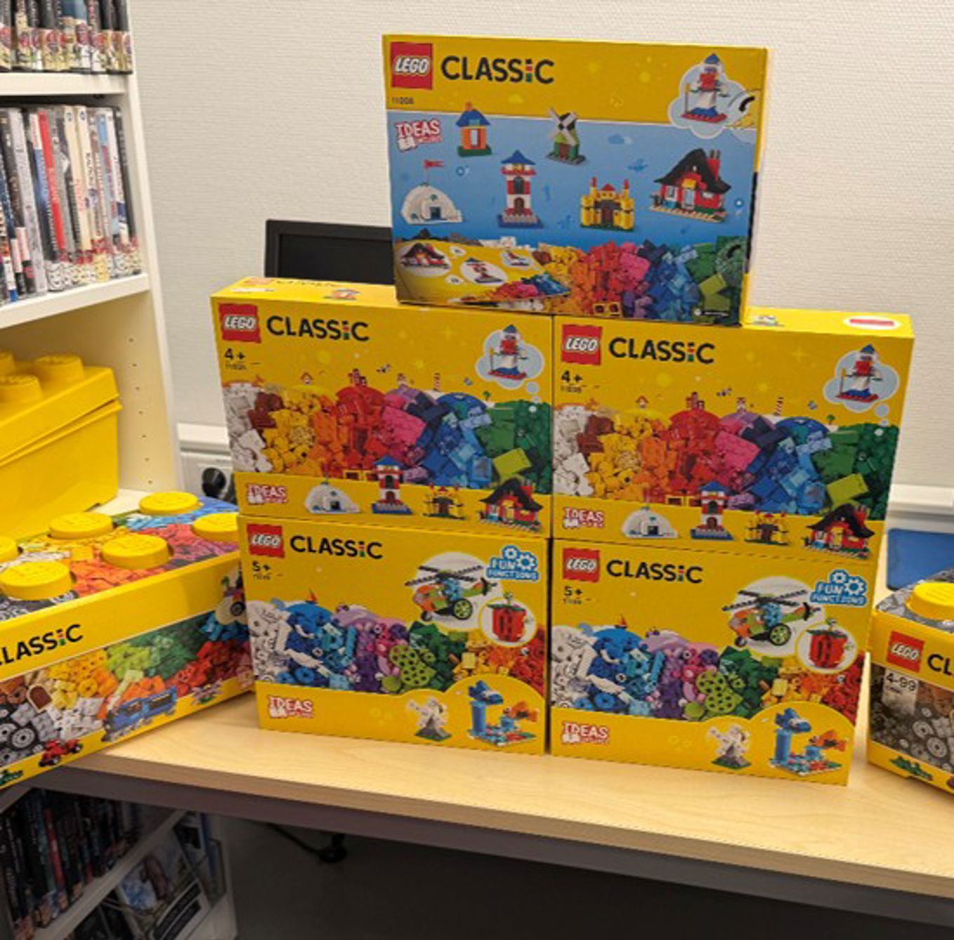 Bokser med lego som står på et bord.