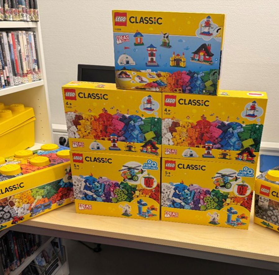 En gruppe leker på en hylle