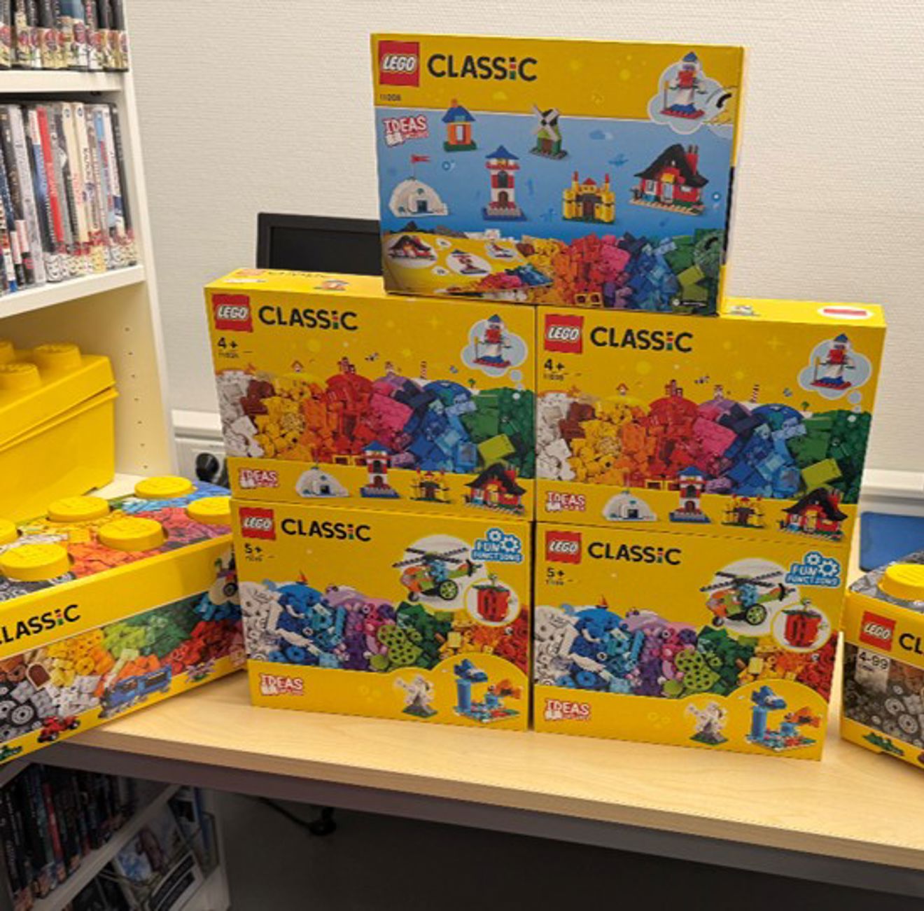 En gruppe leker på en hylle En gruppe leker på en hylle