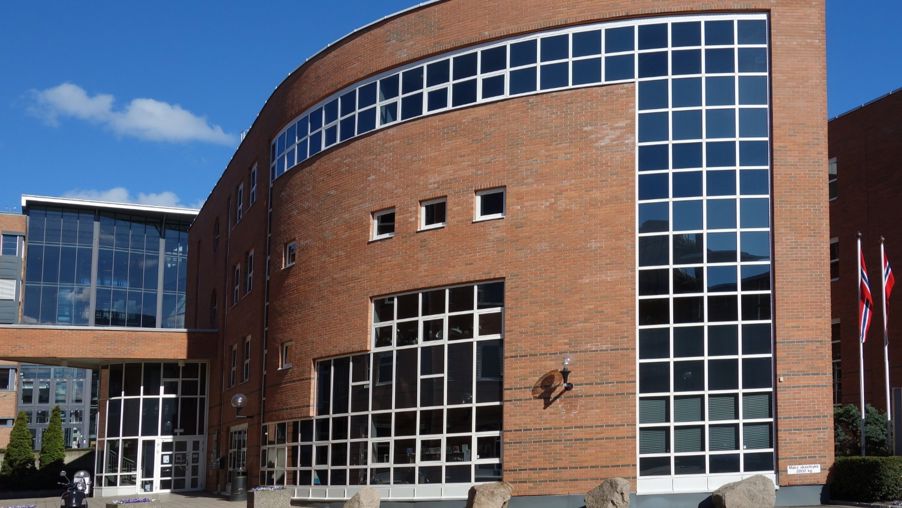 En bygning med en statue foran