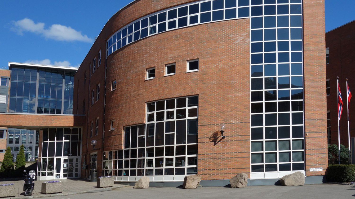 En bygning med en statue foran