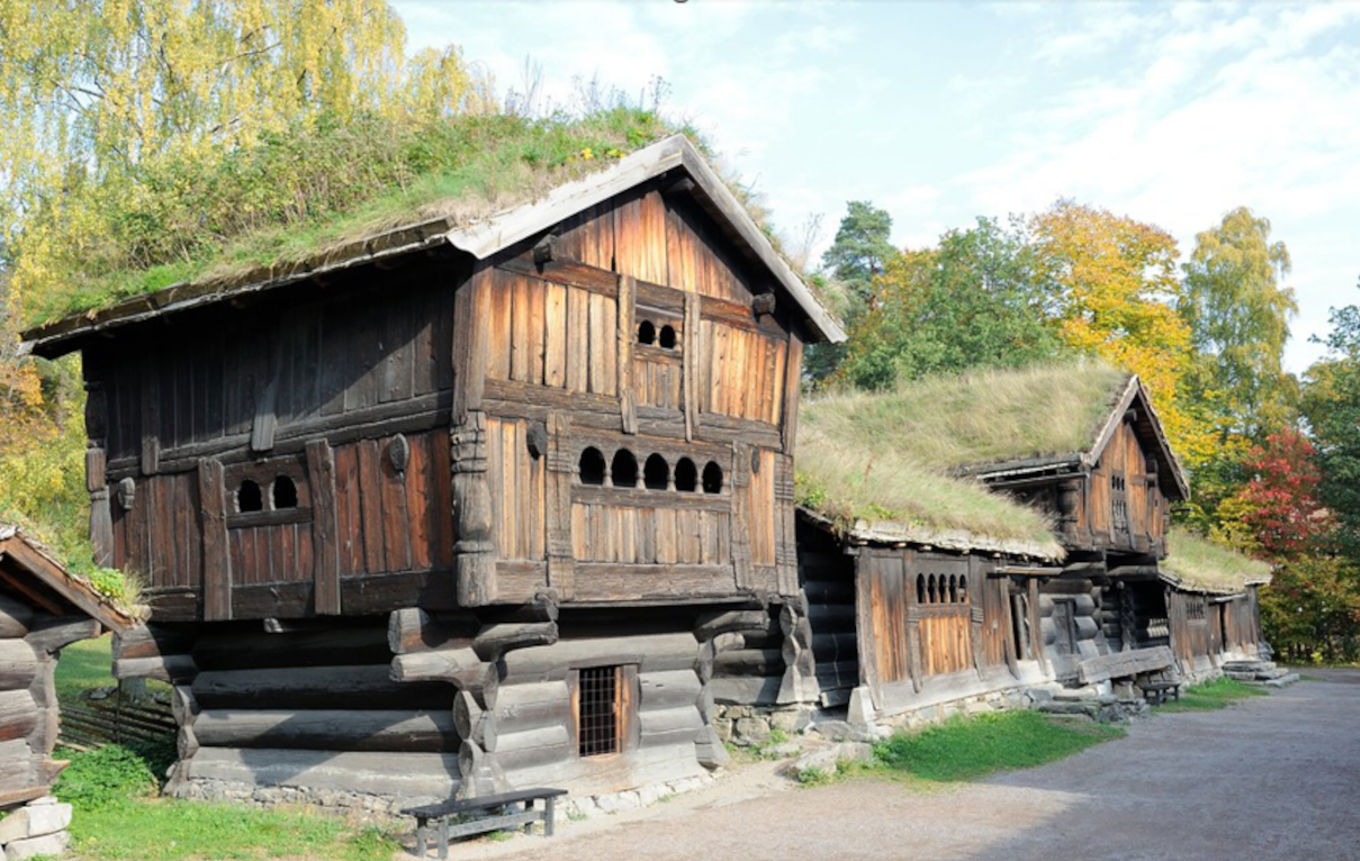 Foto: folkemuseet et par gamle trebygninger
