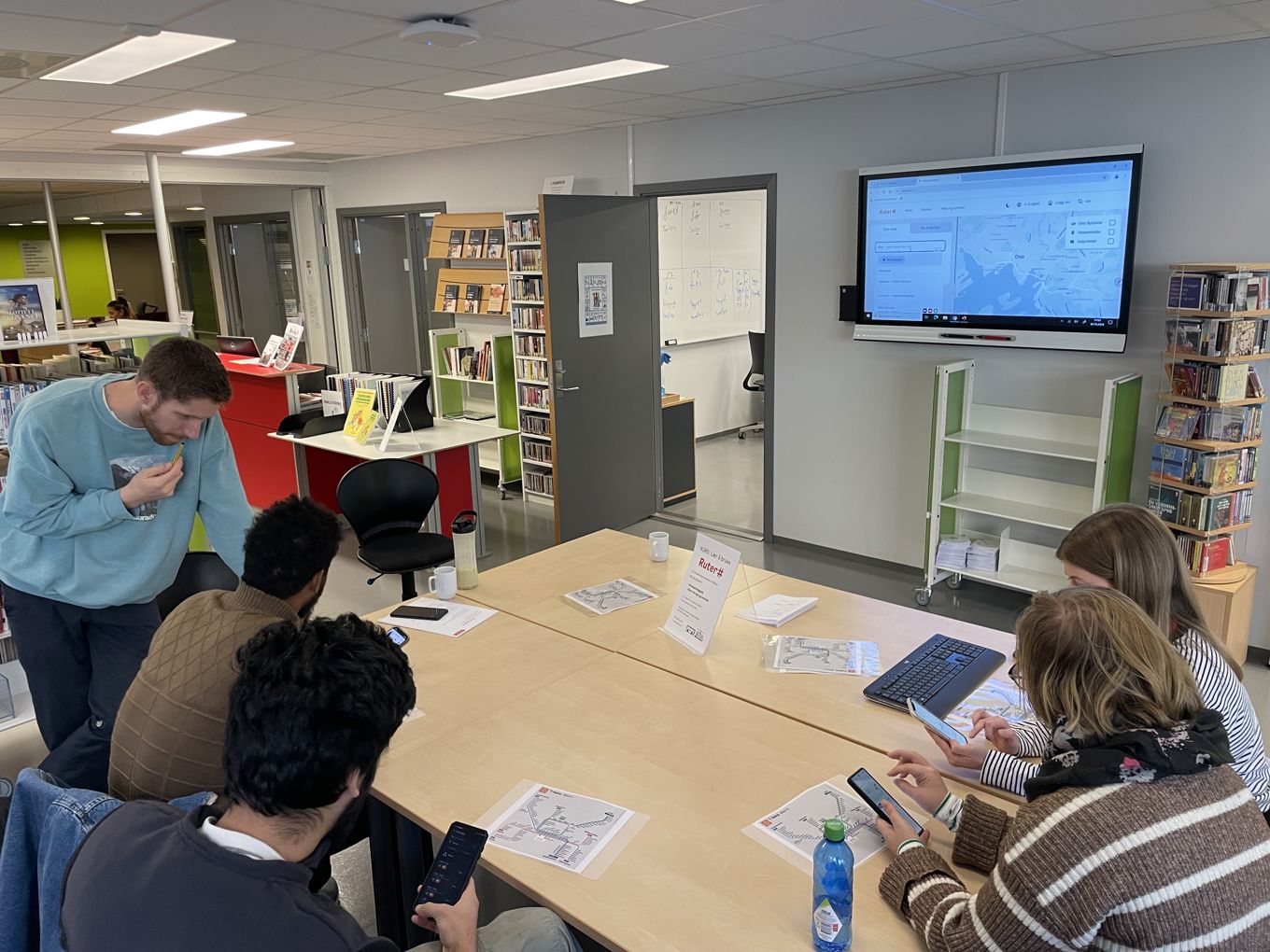 en gruppe personer i et rom