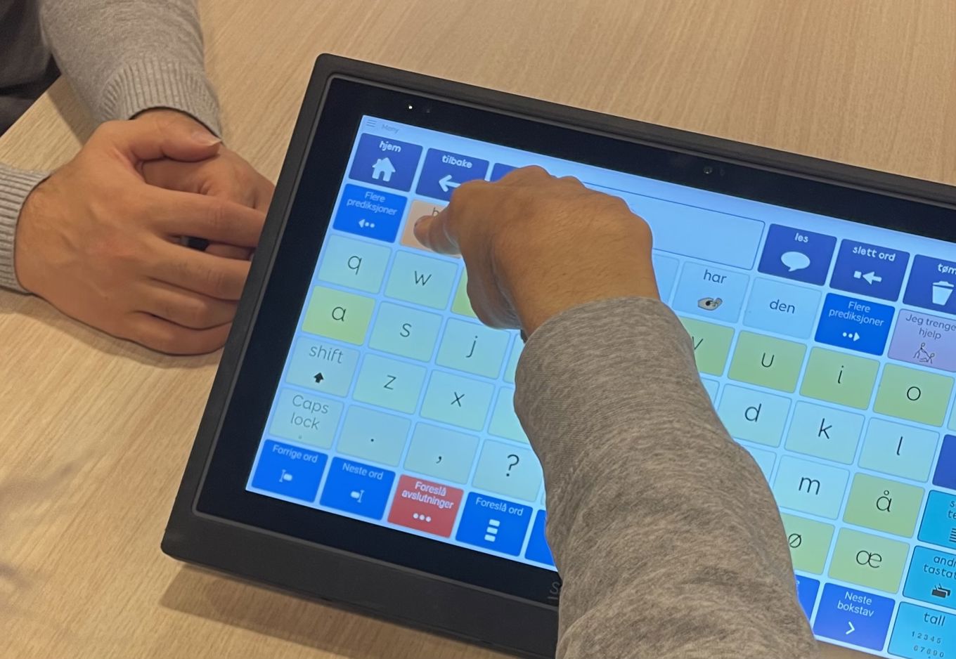 en person som holder et nettbrett