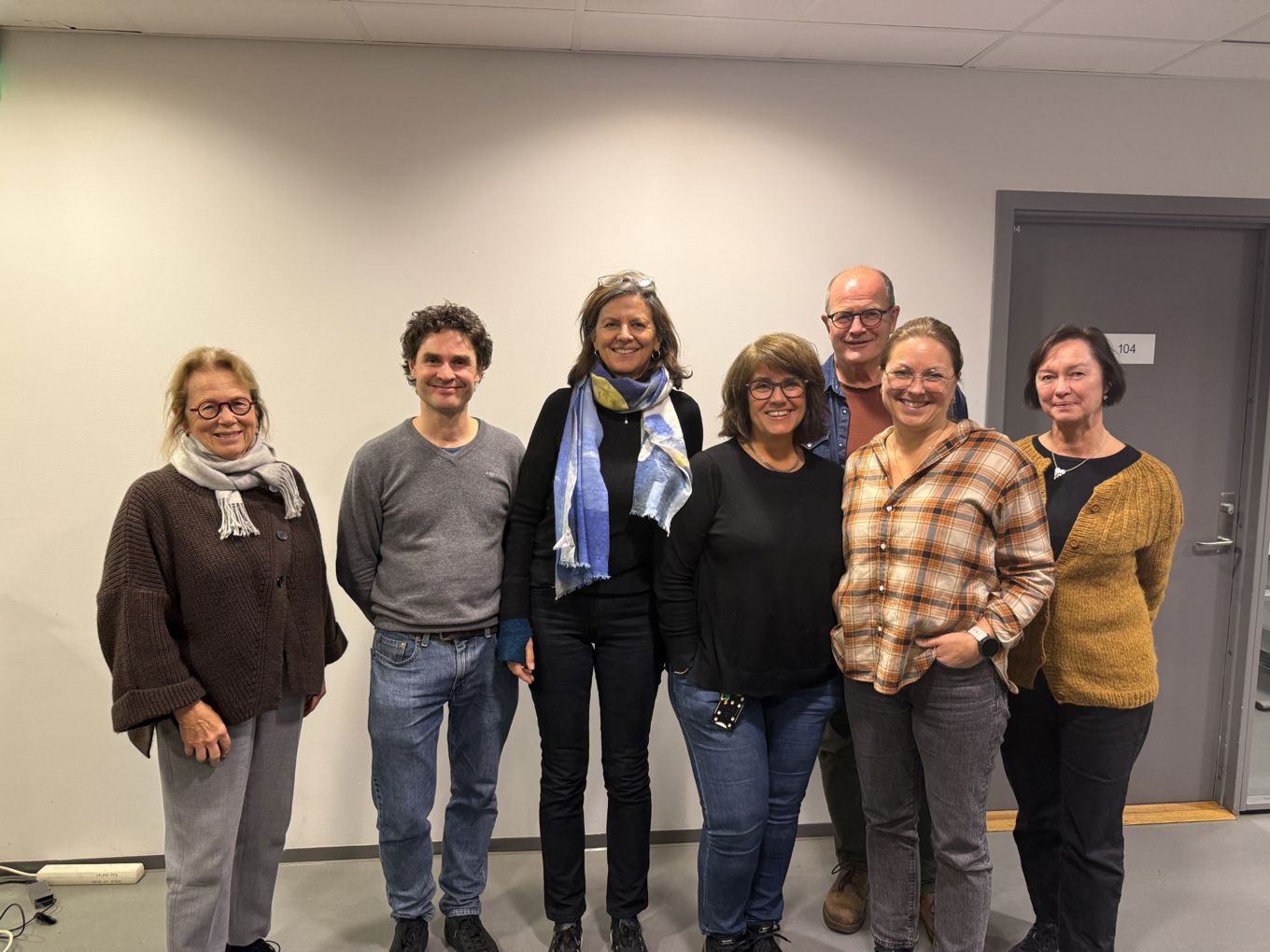 en gruppe mennesker som poserer for et bilde