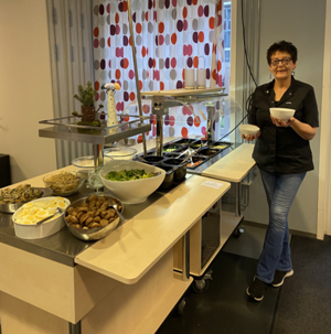 Jeanette med salatbaren.