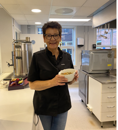 en person som holder en *** med mat