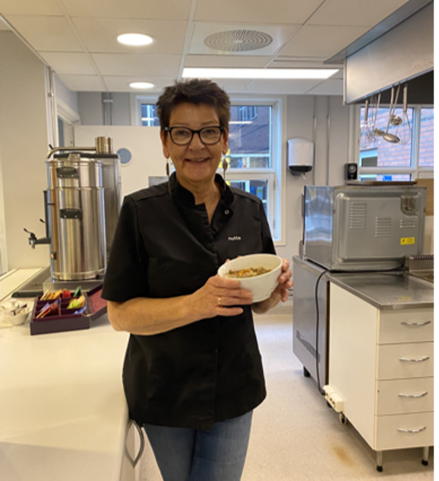 en person som holder en *** med mat