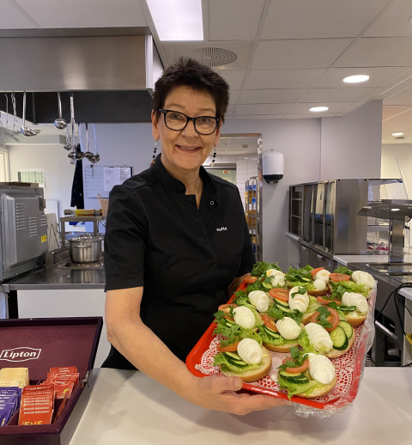 en person som holder en tallerken med mat