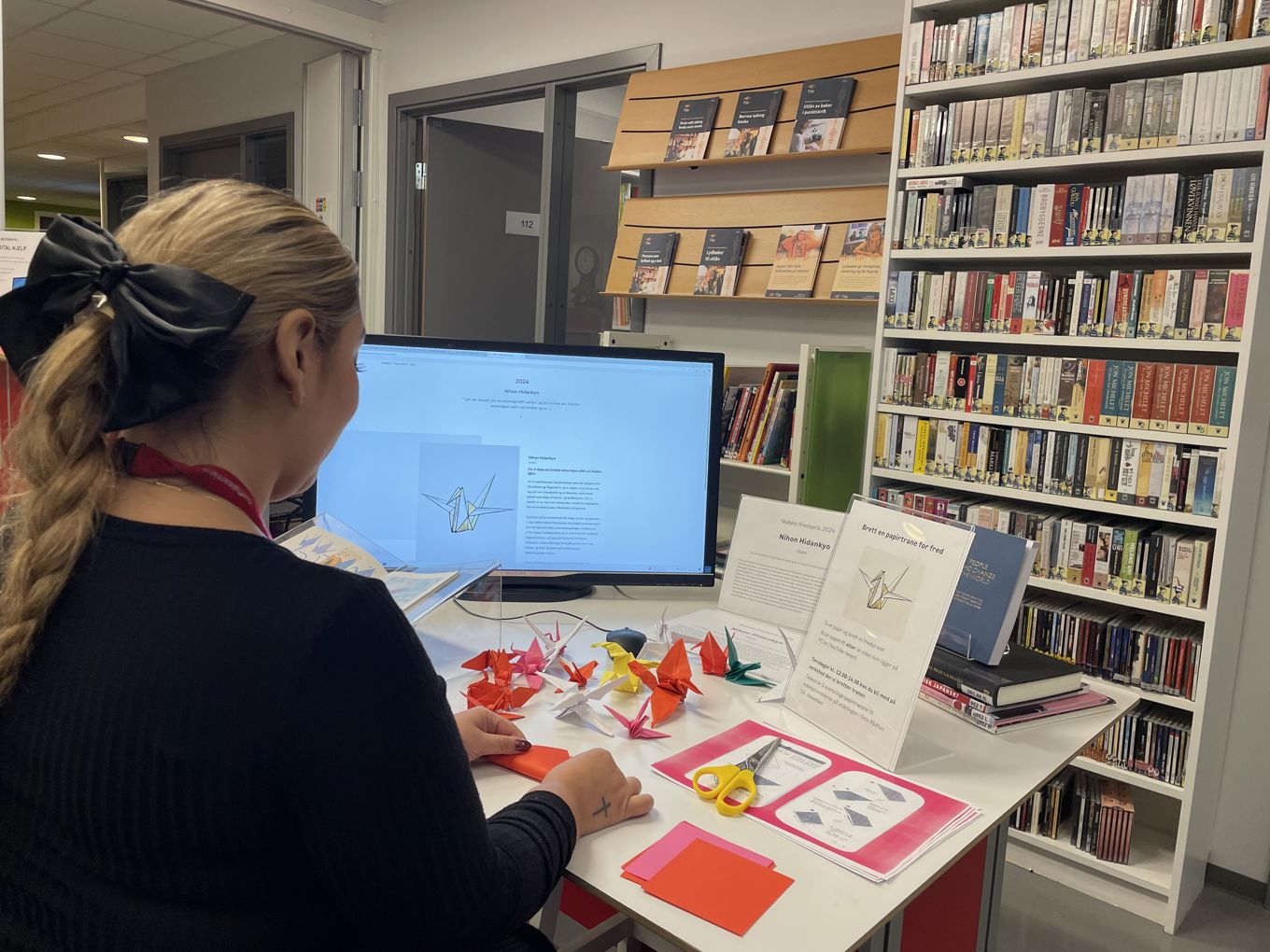 en person som jobber på en datamaskin