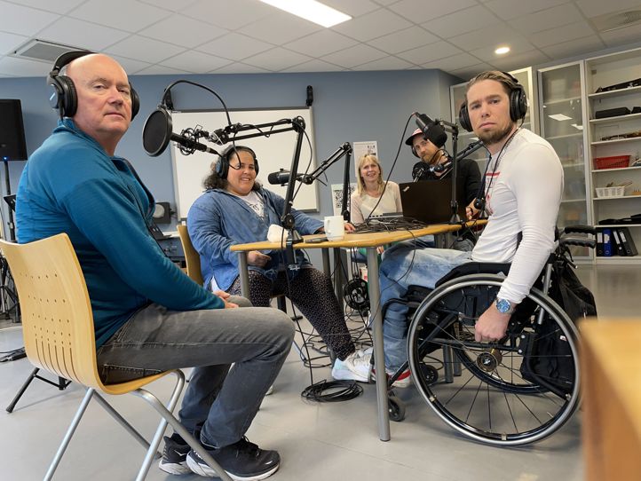 Foto: podast mai-24 En gruppe mennesker i et rom