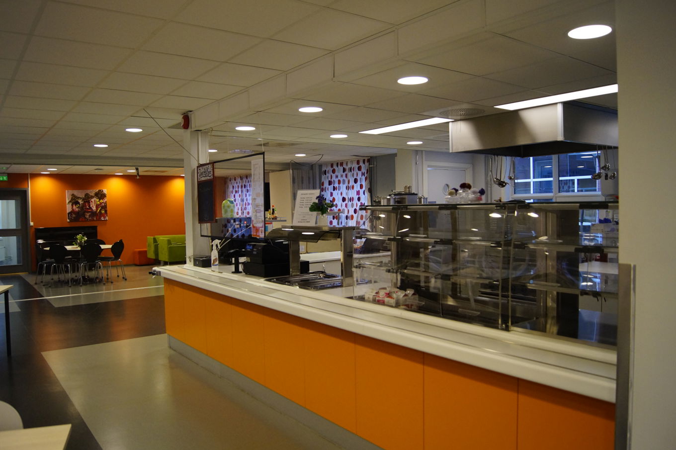 et stort rom med disk og stoler