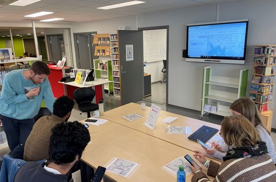 en gruppe personer i et rom