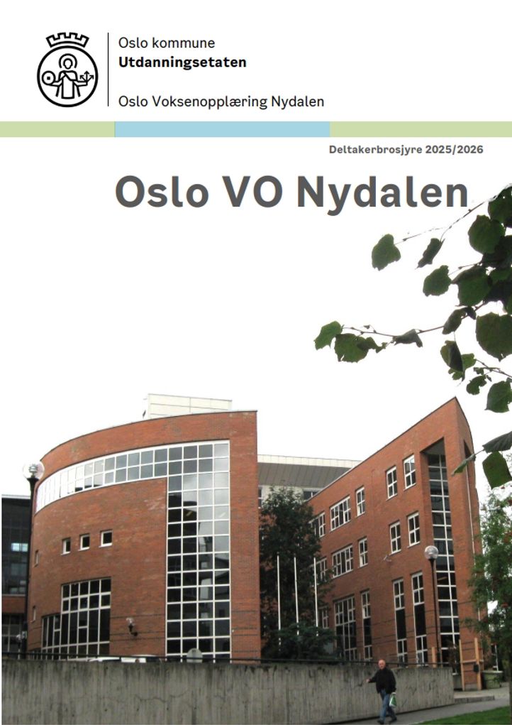 en person som går foran en bygning