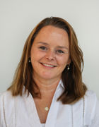 en person med langt hår som smiler